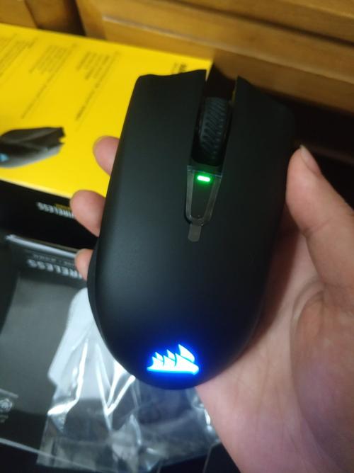 游戏玩家使用无线鼠标竞技场景