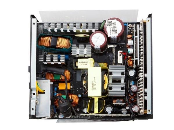 电源风扇与散热栅格特写