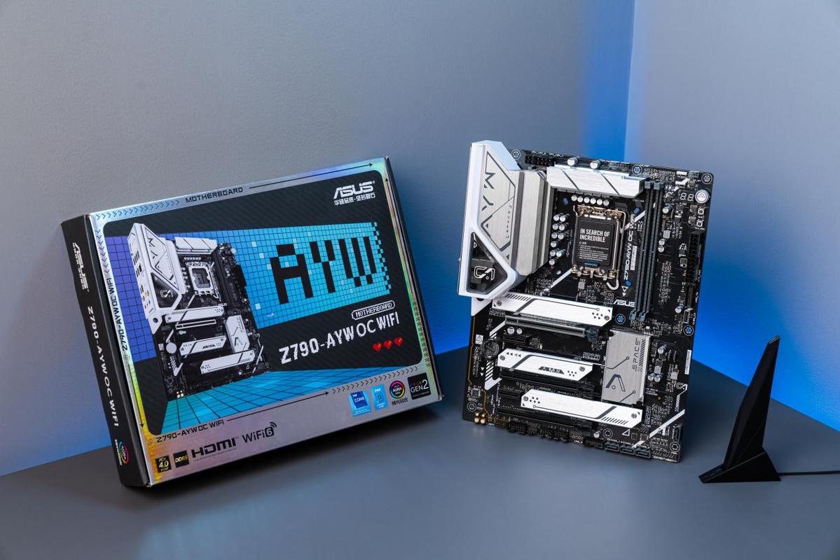 高性能主板核心芯片与内存插槽特写