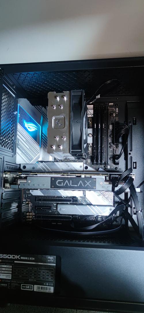 电脑主板近距离细节，突出电路板布局与组件