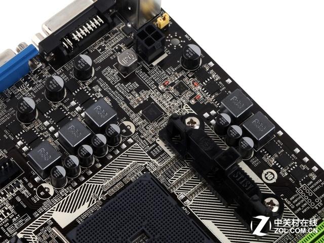 电脑主板内存和扩展插槽展示