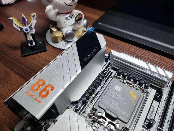 推荐购买的白色主板外观展示