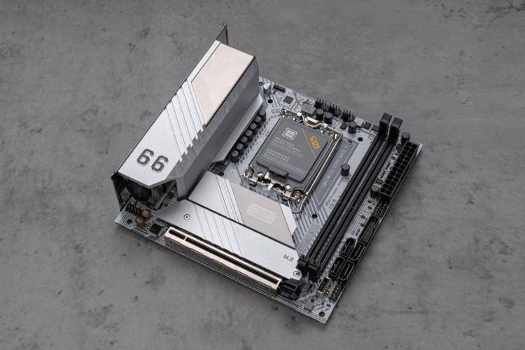 白色 Mini-ITX 主机组装建议图