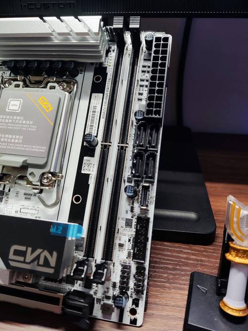 CPU 和主板性能表现示意