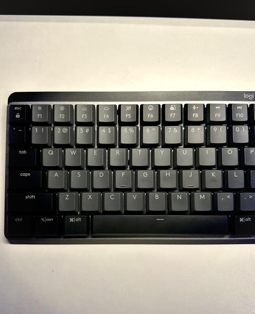 机械键盘轴体特写展示