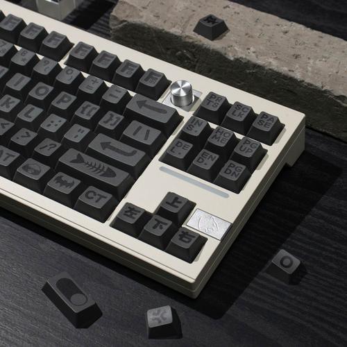 RGB灯光下键盘游戏操作表现