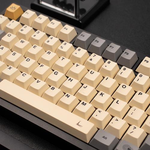 科技键盘核心规格与连接接口特写