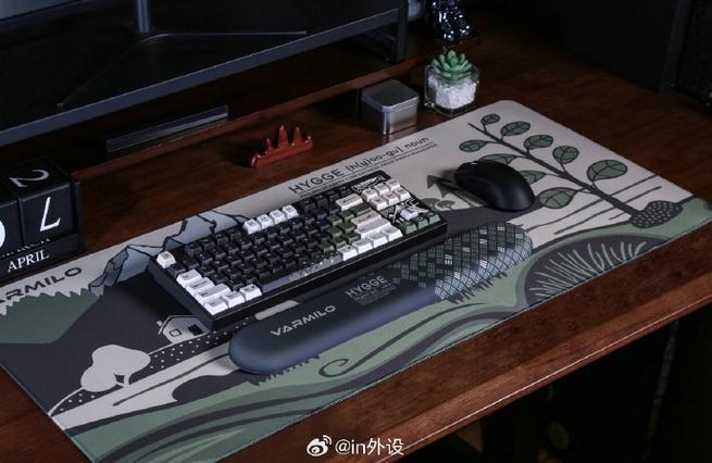 Wireless keyboard with battery indicator