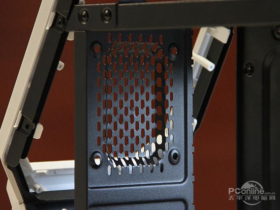 电脑机箱内部硬件安装表现