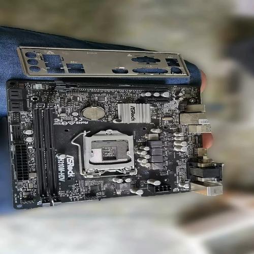 主板散热片和风扇布局