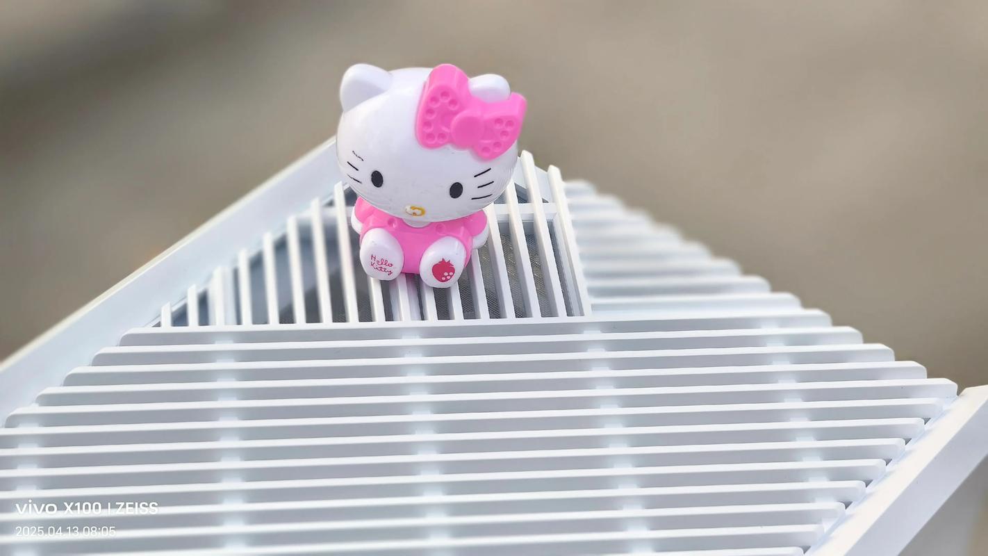 白色风扇散热运行状态