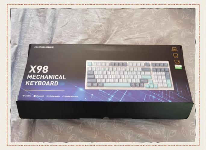 现代白色键盘在桌面上的优雅摆放