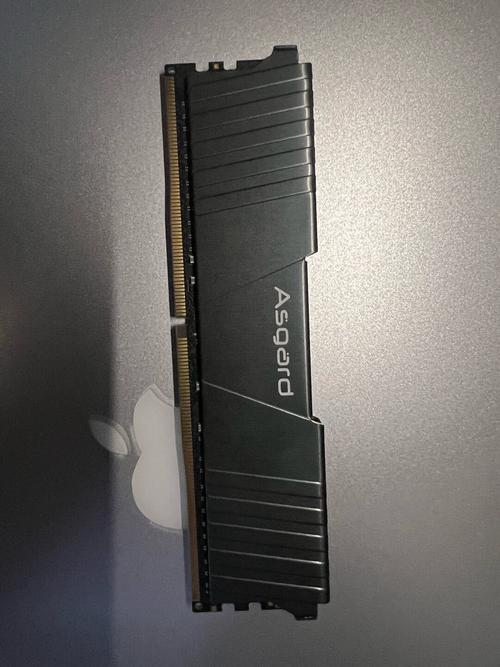 Hardware cooling solution on memory component