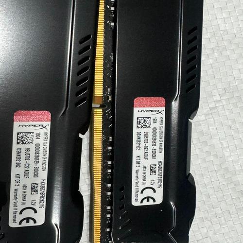 电脑硬件红色主题内存安装展示