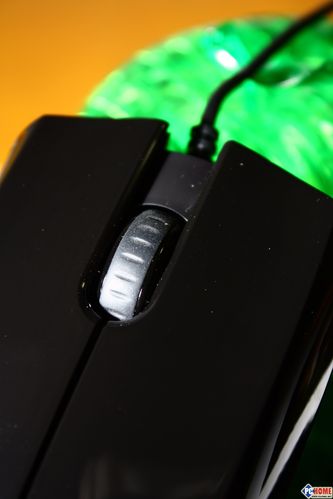 游戏玩家使用鼠标激烈操作场景