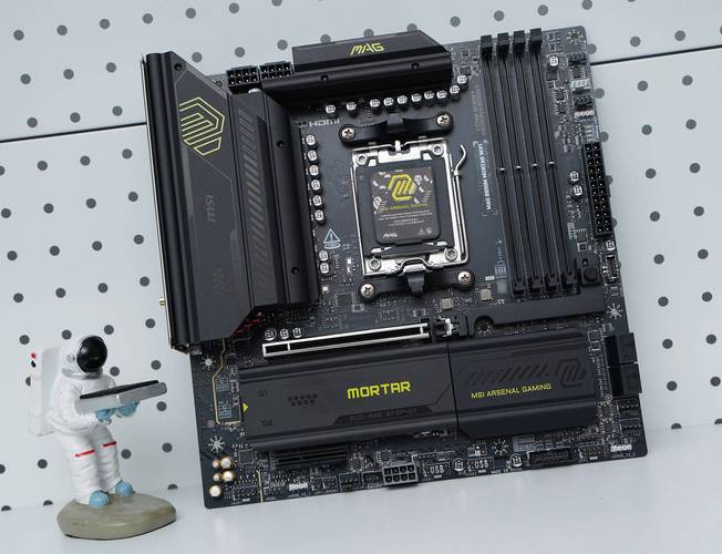 白色主题电脑主机整体外观