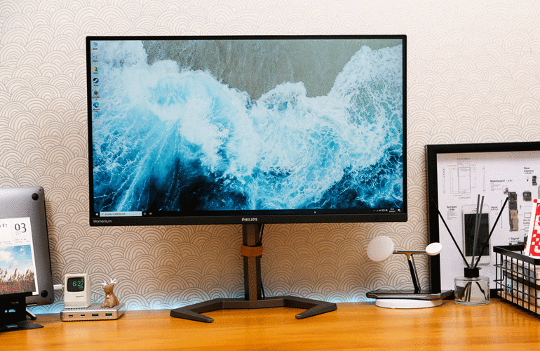 Professional workstation with gaming monitor