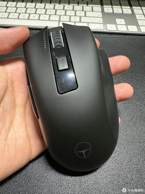 办公桌面上的无线鼠标