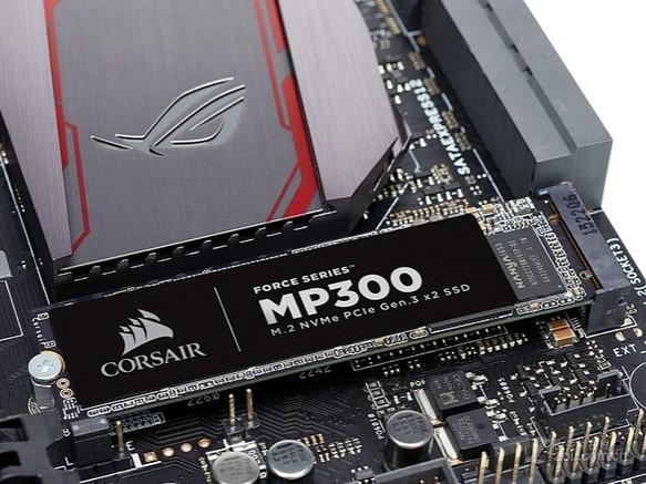 Computer hardware components including SSD