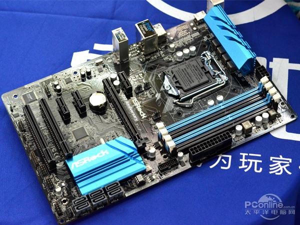 电脑主板近景，突出芯片组和接口区域