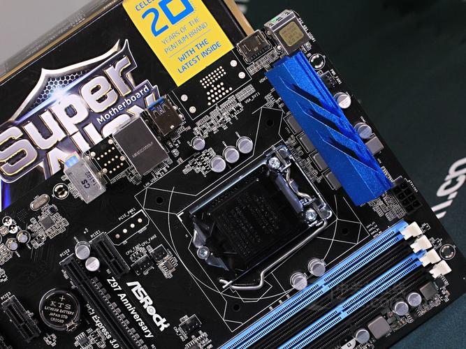 电脑主板PCIe插槽和存储接口展示