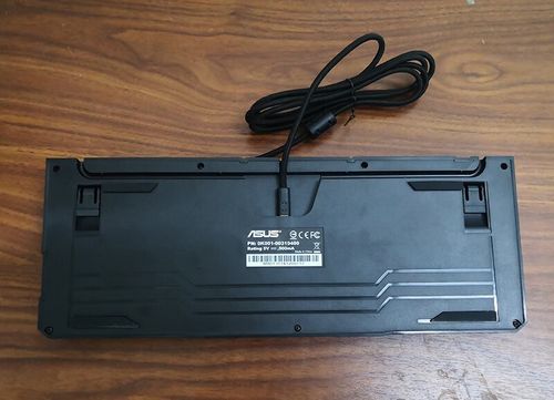 Compact mechanical keyboard setup with efficient cooling