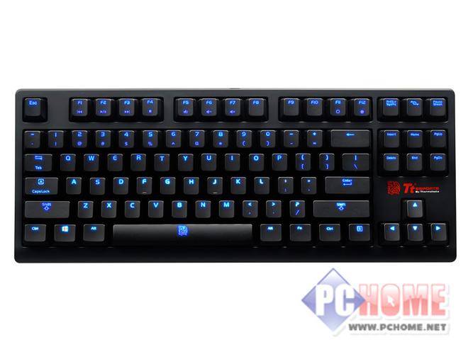 玩家使用机械键盘进行游戏