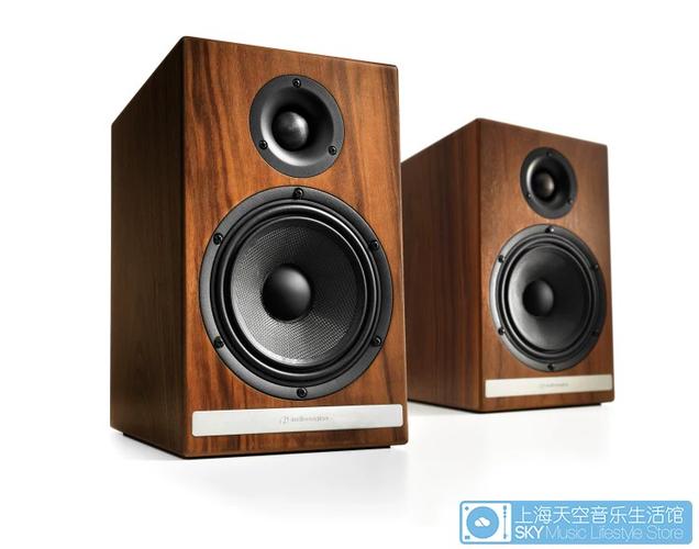 高端木质音箱摆放在书架上