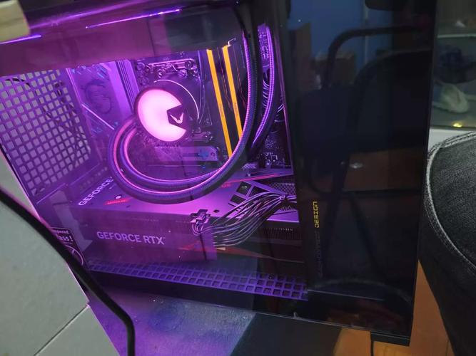 纯白PC机箱内部电源安装效果