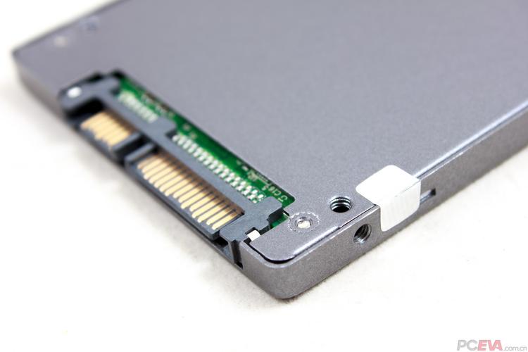 Internal SSD components and casing