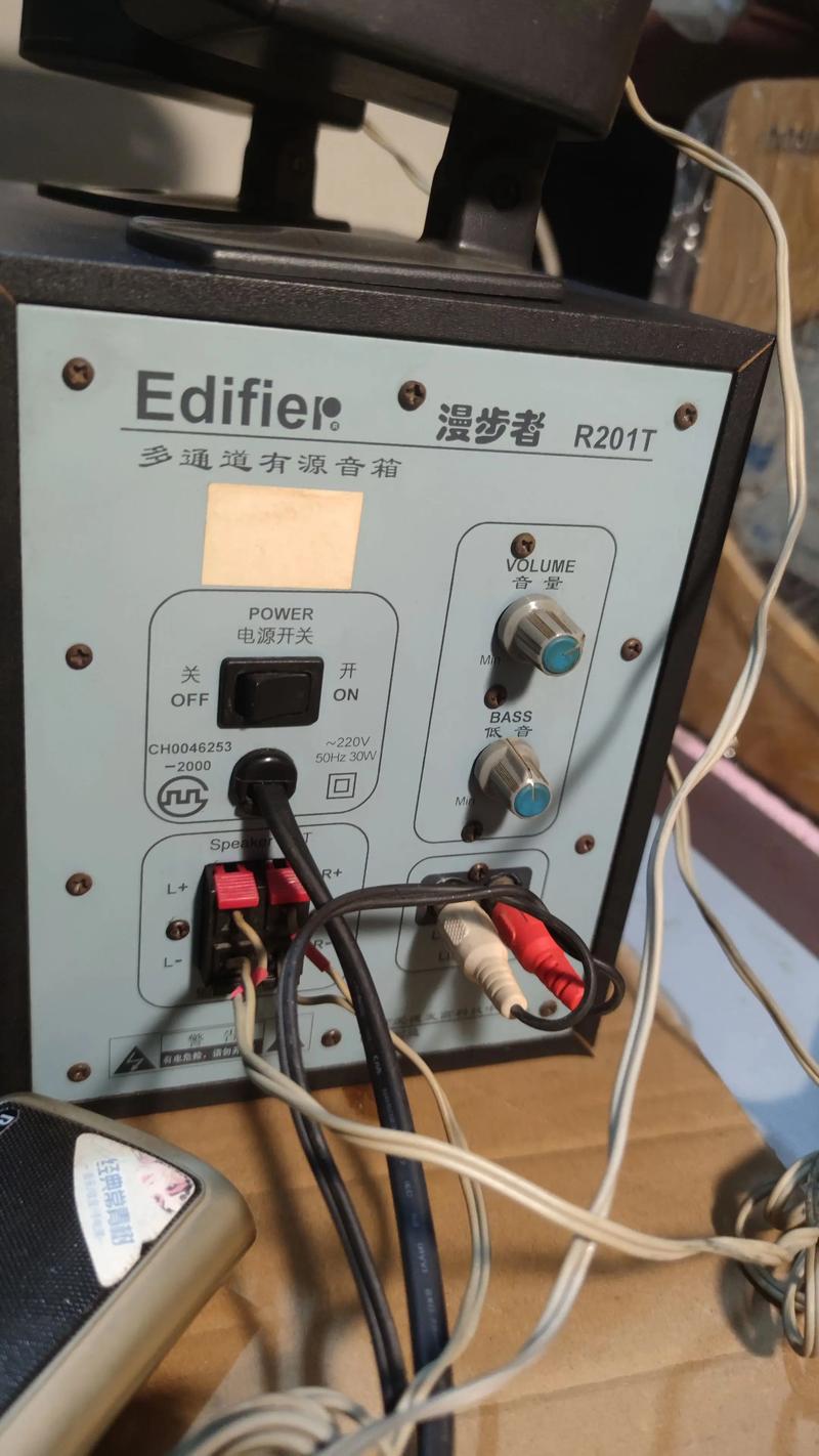 桌面木纹音箱细节特写