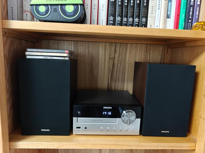 Vintage speaker on desk for recommendation