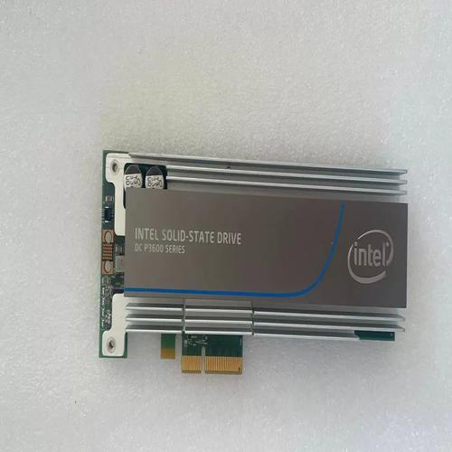 Server motherboard with installed PCIe storage card