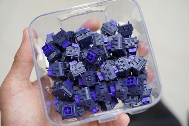 RGB灯光游戏键盘性能测试场景