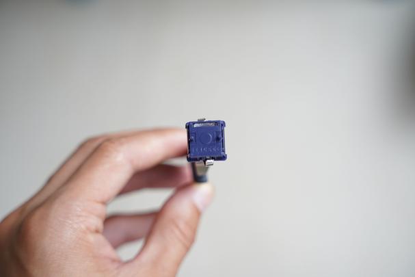 电竞玩家使用高性能键盘