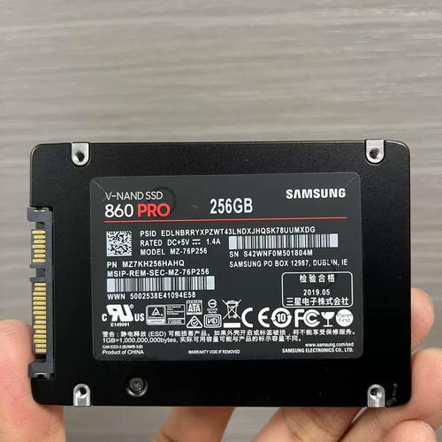 硬盘内部盘片与磁头组件细节