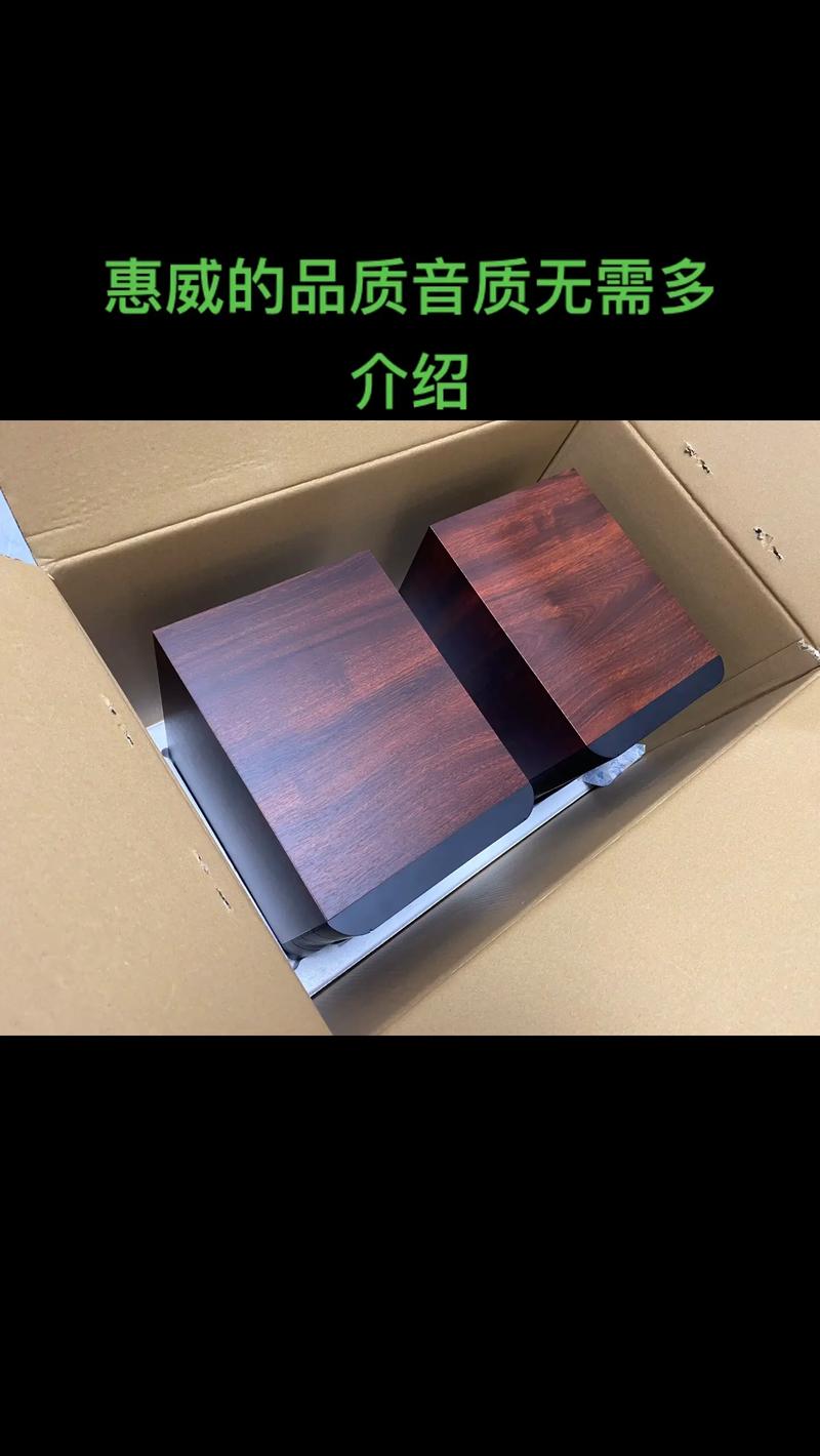 专业HiFi音箱系统摆放在桌面，体现稳重设计风格