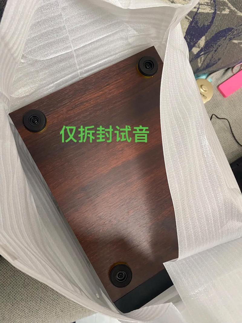 HiFi音箱单元特写，展示低音和高音驱动器细节