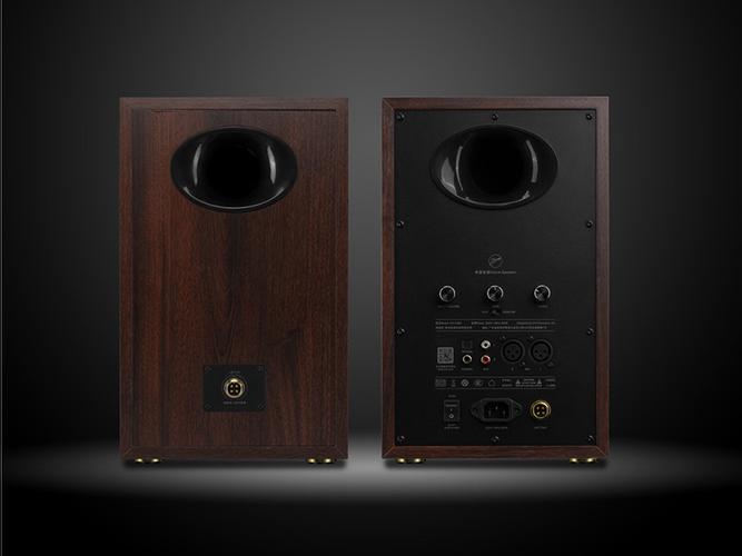 音响系统播放动态音乐，体现强劲性能与声场