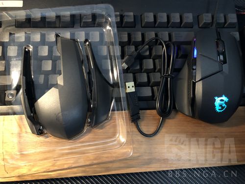 电竞玩家使用鼠标进行高强度游戏操作