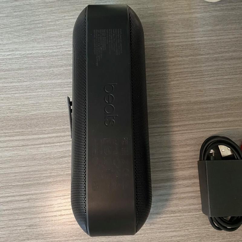 Beats Pill+ 多角度展示与颜色变体
