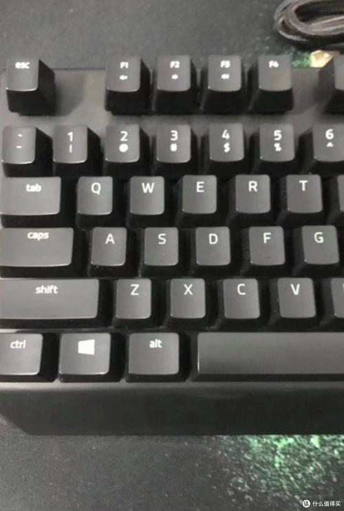 机械键盘轴体与RGB灯效特写