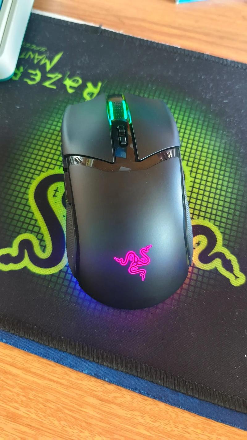 雷蛇眼镜蛇Cobra专业版无线鼠标深度评测：30000dpi旗舰传感器+三模连接的RGB之王