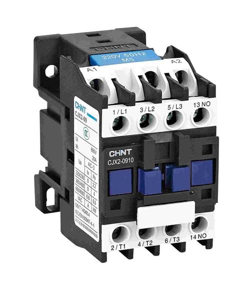 桌面上的黑色迷你音箱设计细节