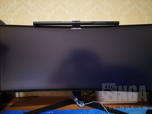 高分辨率超宽显示器面板特写