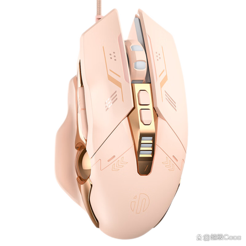 游戏玩家使用鼠标激烈操作场景