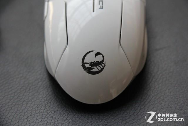 玩家使用游戏鼠标进行FPS竞技