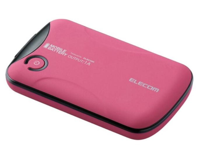 粉色表面上的无线鼠标，突出轻薄设计