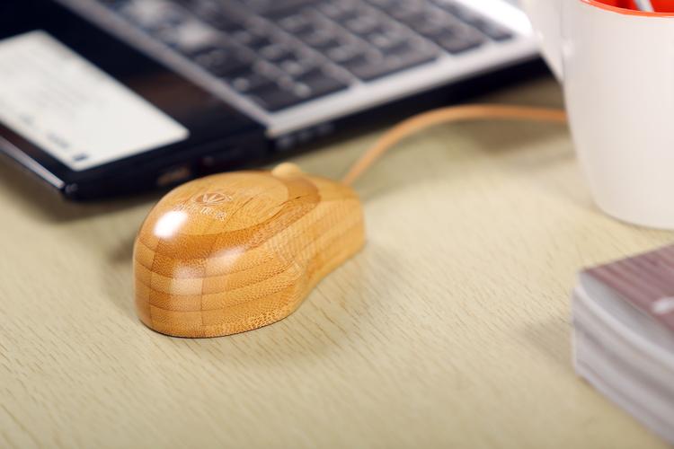 木质科技产品手持自然风格