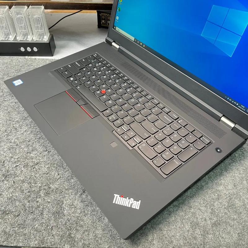 显示器侧面薄型设计与支架细节